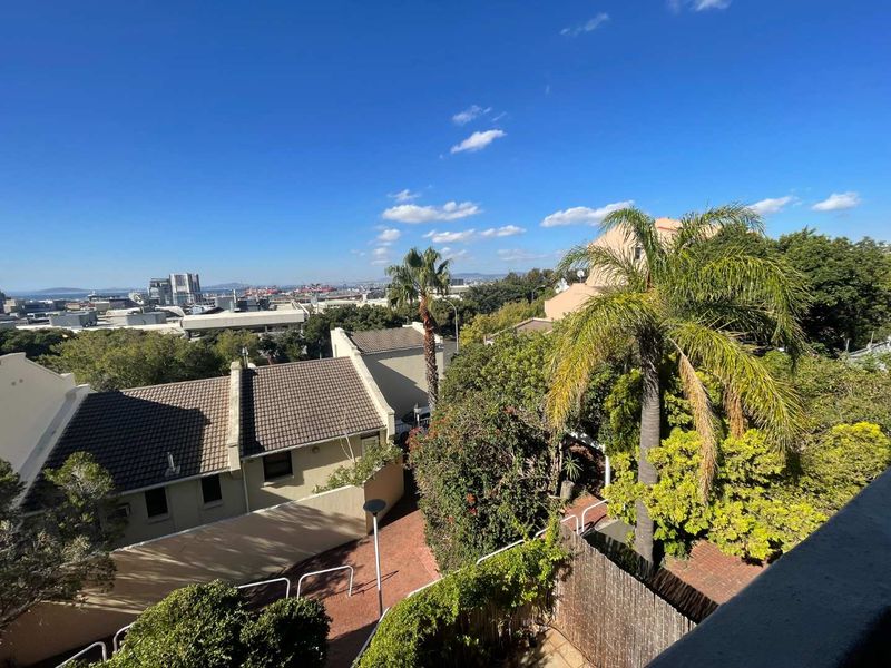 Spacious 3-Bedroom Duplex with Spectacular City, Table Bay, harbour and Table Mountain Views - Photo 5