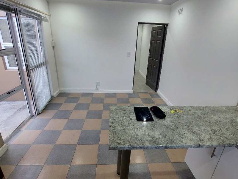 Spacious 1-Bedroom Separate Entrance for Rent in Sunnyside, Athlone - Photo 3