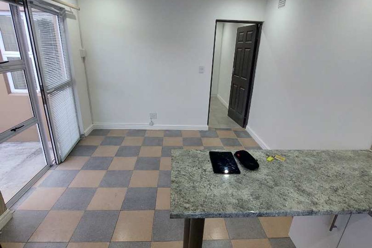 Spacious 1-Bedroom Separate Entrance for Rent in Sunnyside, Athlone - Photo 3