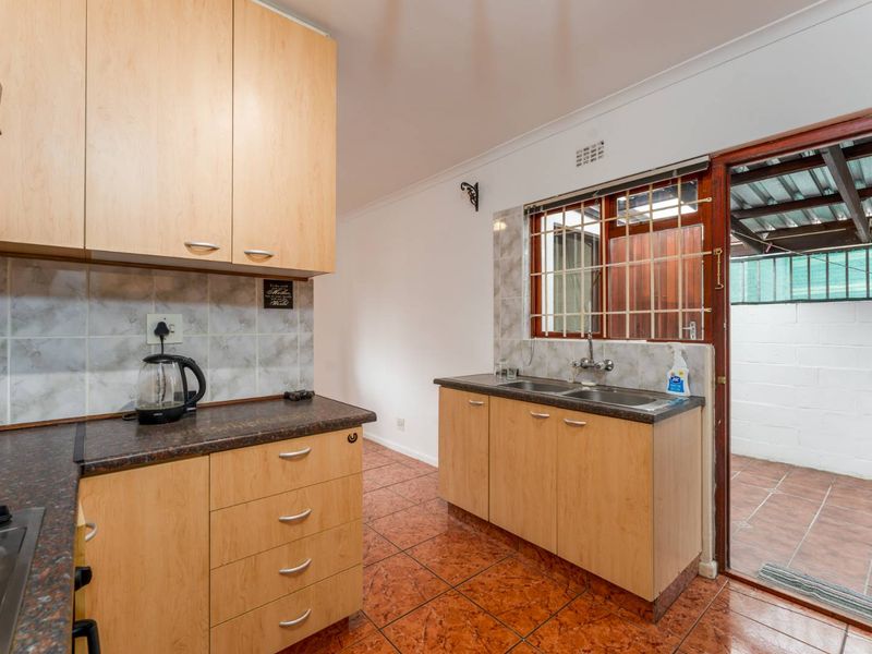 Bright & Spacious 3-Bedroom Home with Stunning Sea Views - Photo 7