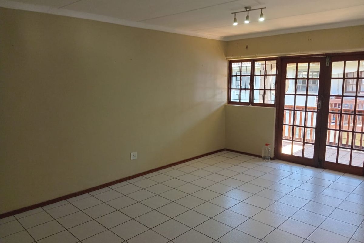 Cozy & Convenient 2-Bedroom Flat with Classic Charm - Photo 2