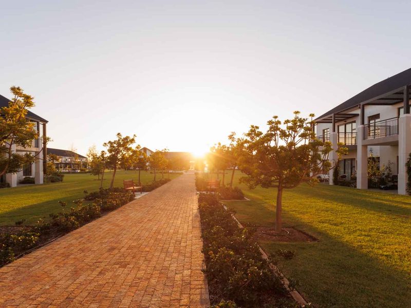 Elegant Two-Bedroom Luxury Suite with Simonsberg Views at Val de Vie Evergreen - Photo 3
