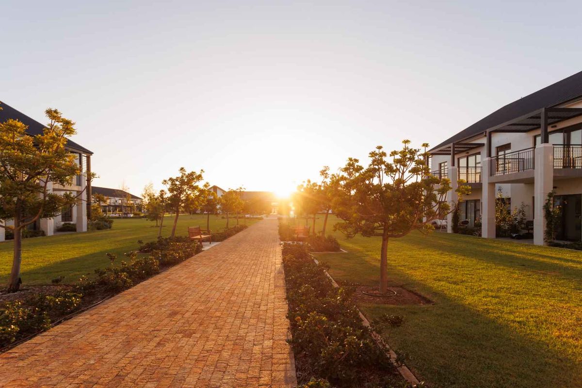 Elegant Two-Bedroom Luxury Suite with Simonsberg Views at Val de Vie Evergreen - Photo 3