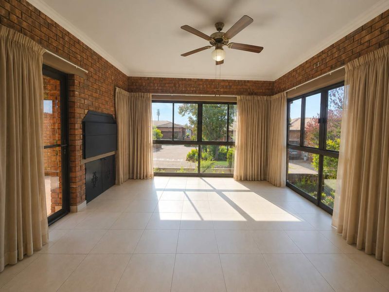 Exclusive Secure Retirement Living with the convenience of a solar system - Photo 2