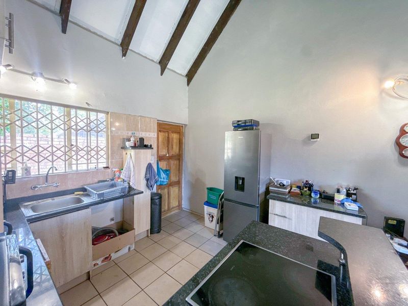 Discover Tranquil Living in the Heart of Garsfontein - Charming 2-Bedroom Pet Friendly Home in a Sought-After Complex - Photo 4