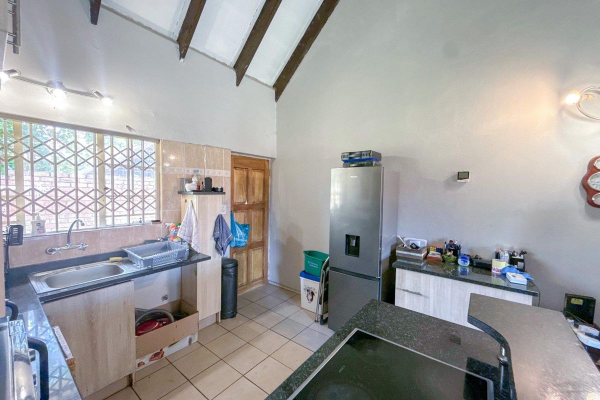 Discover Tranquil Living in the Heart of Garsfontein - Charming 2-Bedroom Pet Friendly Home in a Sought-After Complex - Photo 4