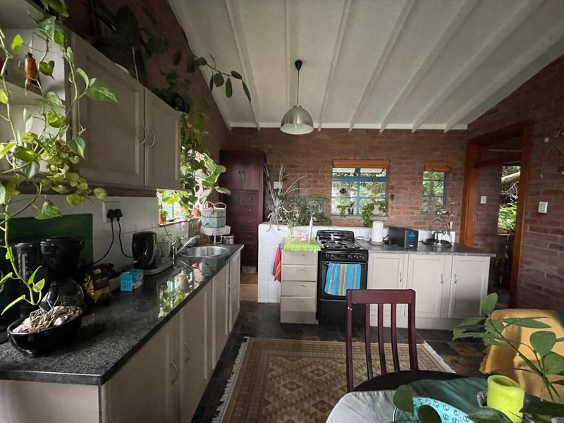 2 Bedroom, 2 Bathroom Cottage including ELECTRICITY, WATER AND SOLAR - Photo 6