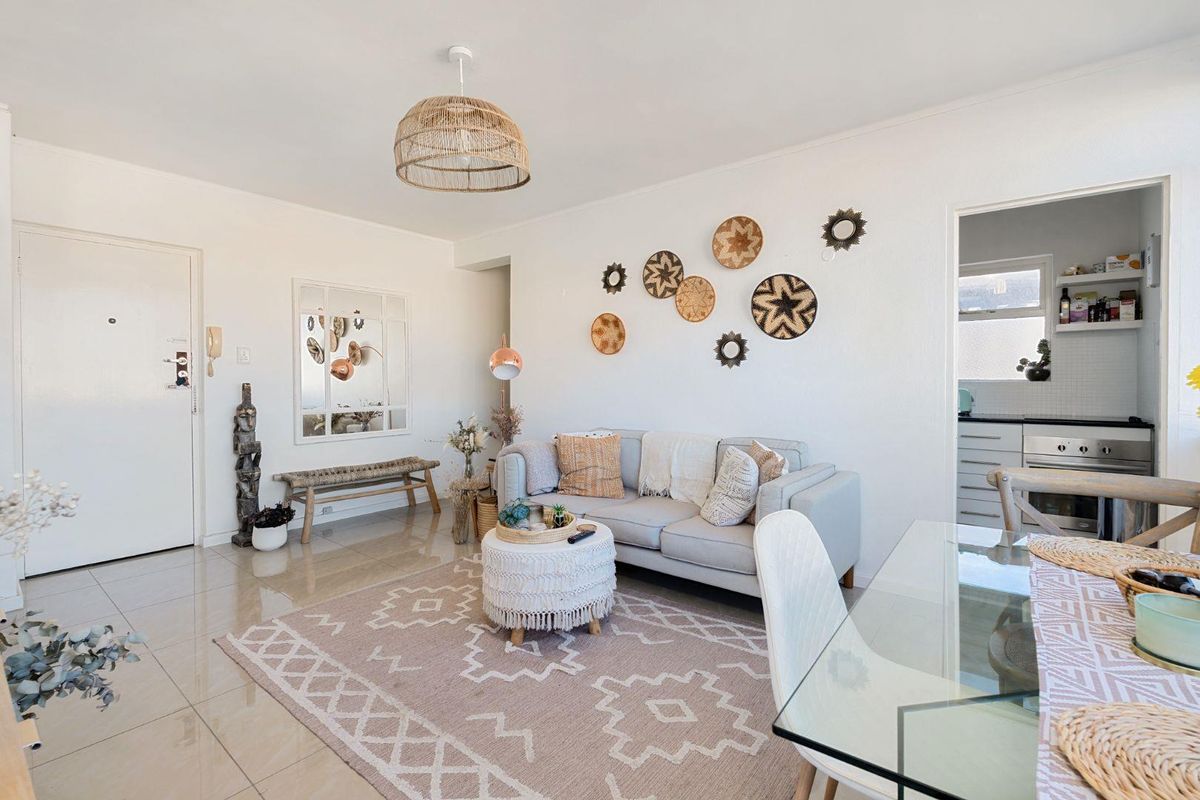 Light & Bright Studio with Ocean Views – Steps from the Promenade - Photo 5