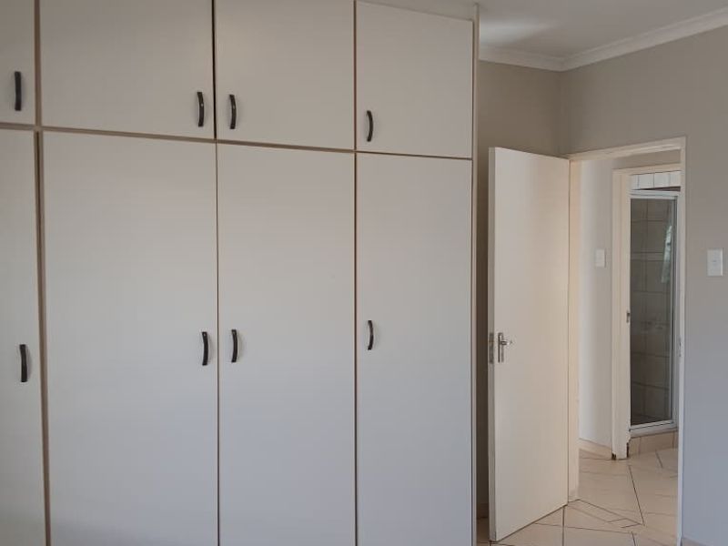 Situated close to shops, schools, offices and Unam - Photo 7