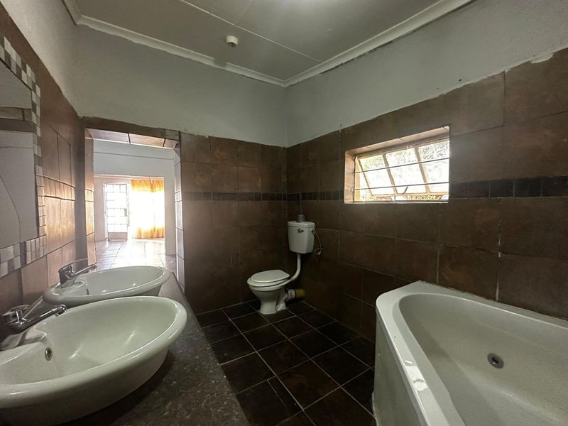 Spacious 3-Bedroom Home with Huge Erf in Peaceful Dealesville - Photo 10