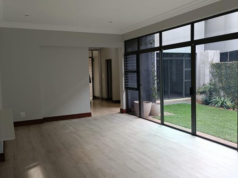 24 HOURS GUARDS SECURITY SERVICES, Stunning 4-Bedroom Home in Waterkloof - Photo 7