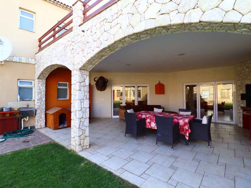 Luxury Family Home with Heated Indoor Pool, Sauna, and Private Garden - Rössmund, Namibia - Photo 8