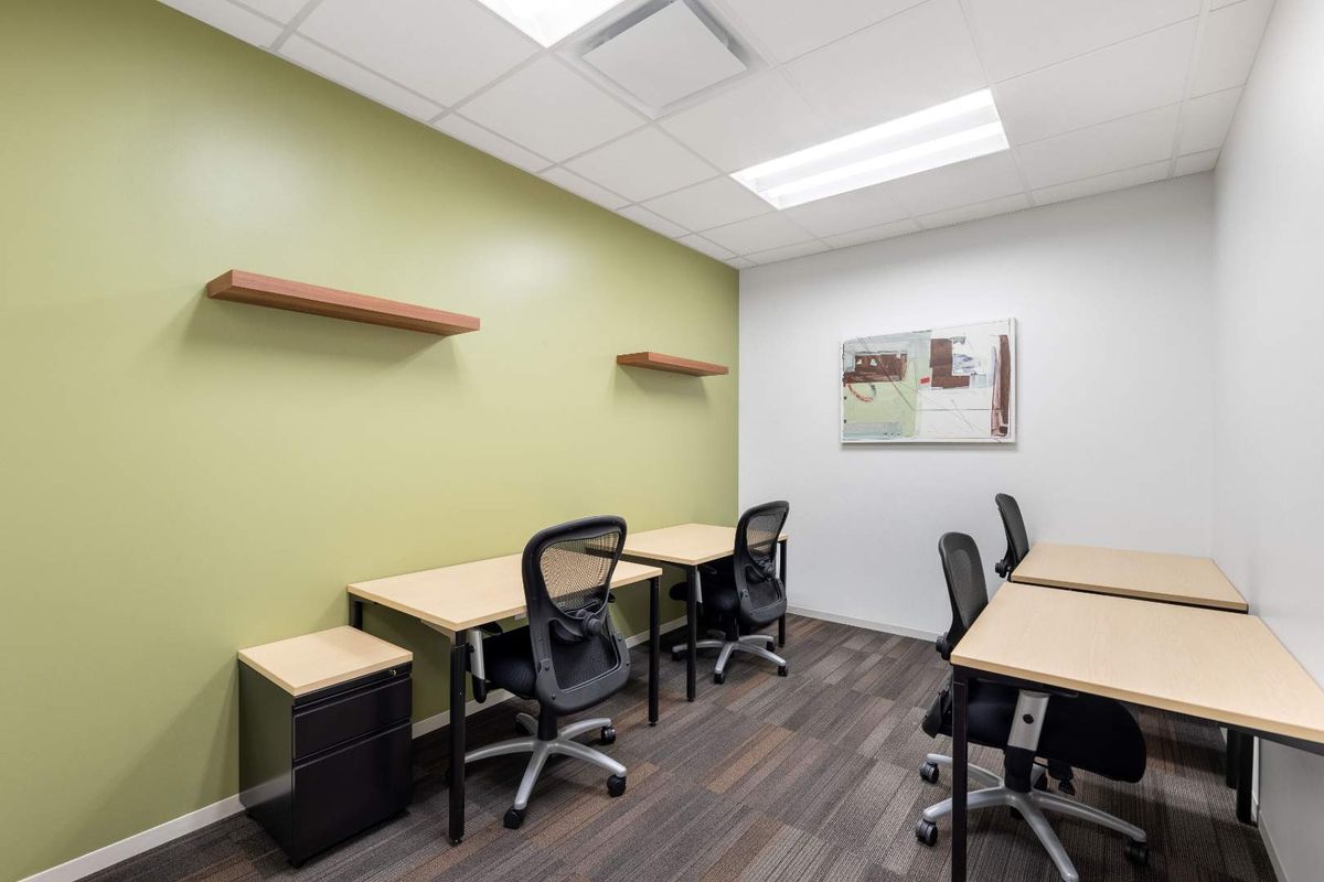 Serviced office space for 10 persons in Regus Central - Photo 4