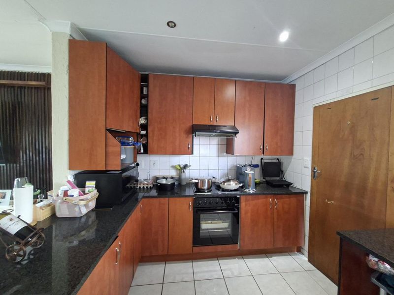 3 Bedroom/2 Bathroom Townhouse with wrap around garden - Photo 10