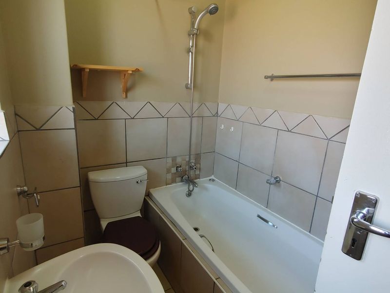 SPACIOUS 1 BEDR GROUNDFLOOR - Photo 10