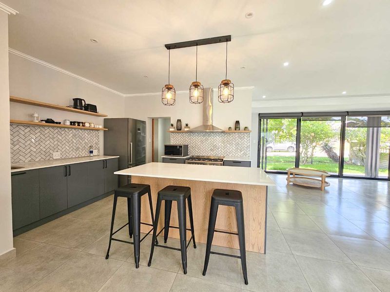 Upmarket family home with flatlet for sale in Stilbaai-Wes. - Photo 2