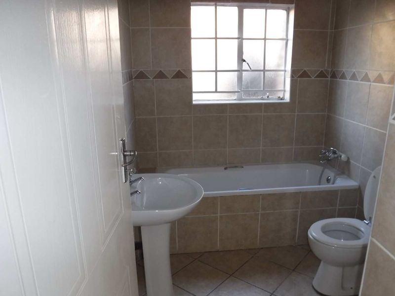 Comfortable 2-Bedroom Apartment with Covered Parking Spot - Photo 10