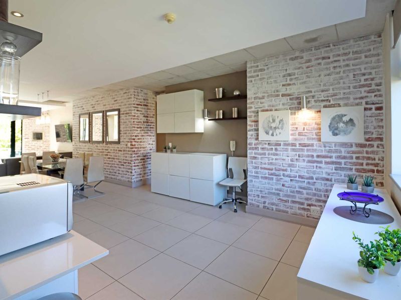 Stylish Furnished 2 Bed Apartment in Melrose Arch with backup power - Photo 8