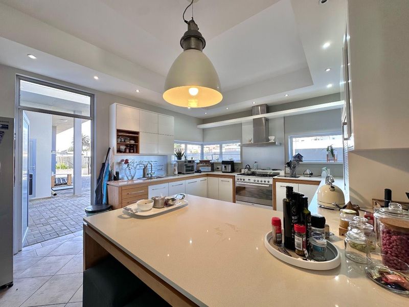 SPACIOUS 3 BEDROOM HOME FOR SALE WITH 3 FLATLETS NEAR WATERFRONT, SWAKOPMUND - Photo 9