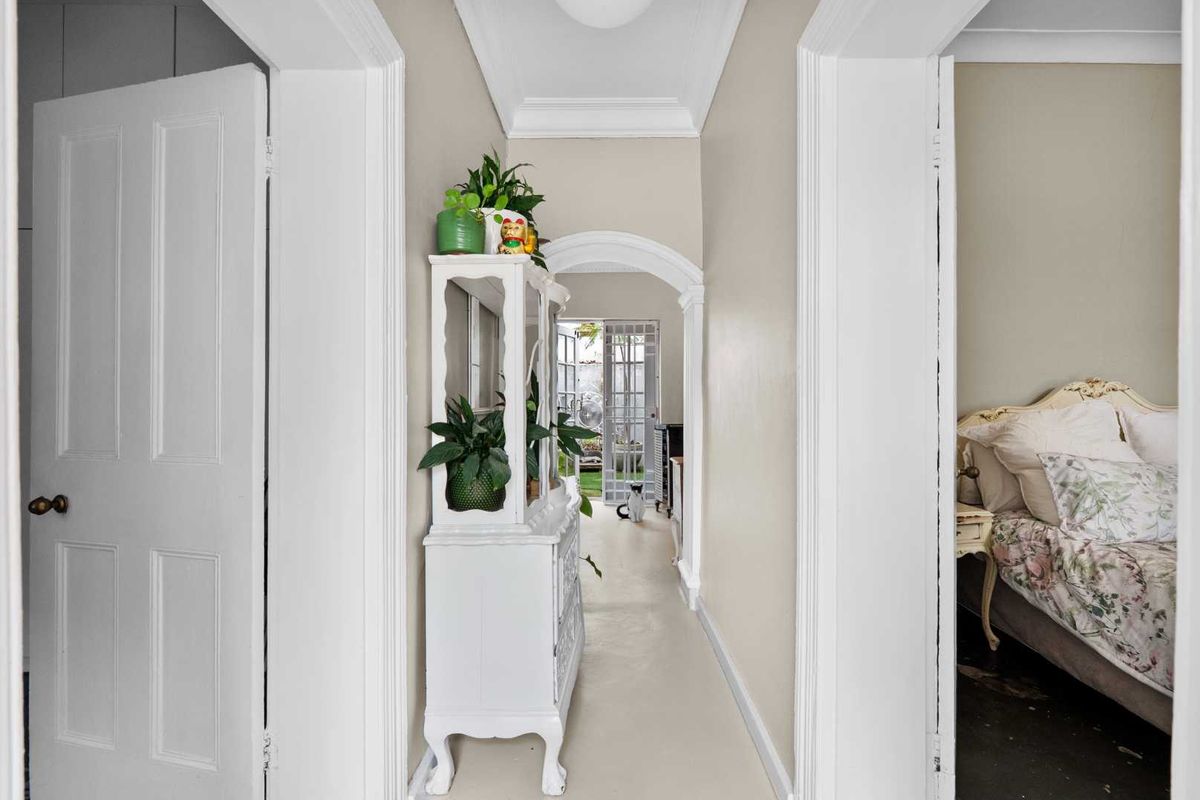 Serene home on the slopes of Signal Hill - Photo 4