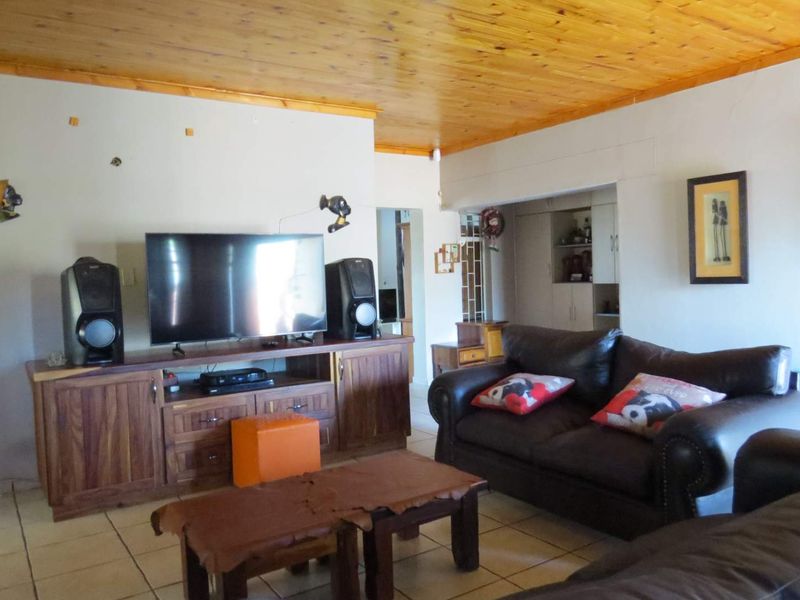 **Family Residence in Central Okahandja** - Photo 5