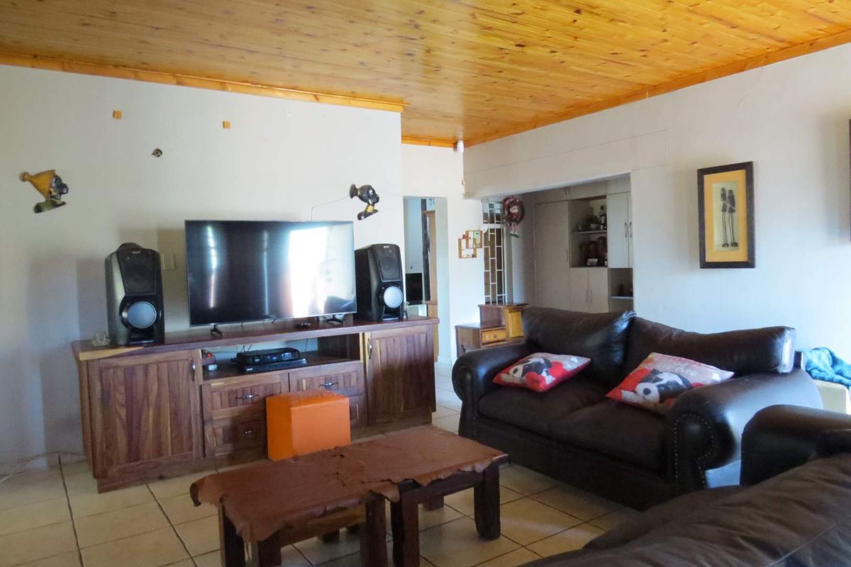 **Family Residence in Central Okahandja** - Photo 5