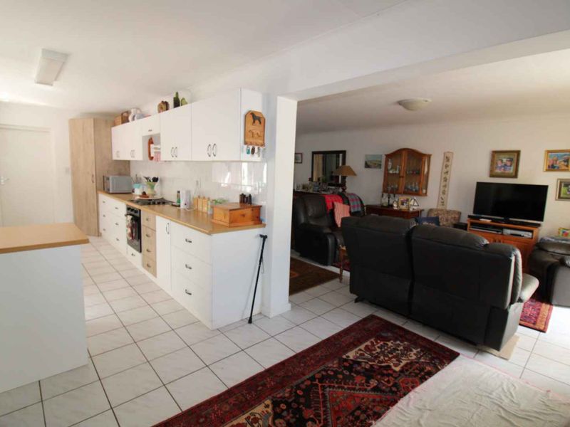 Well Maintained Townhouse - Photo 2