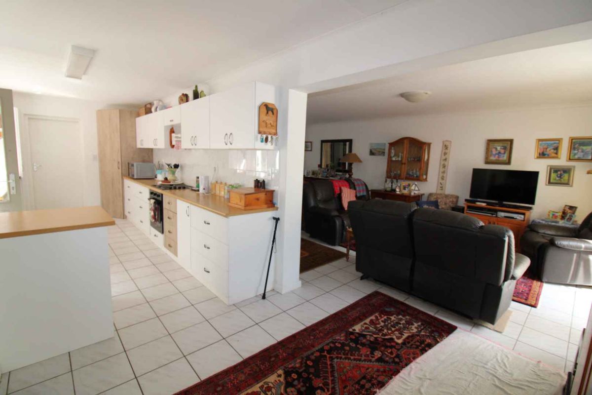 Well Maintained Townhouse - Photo 2