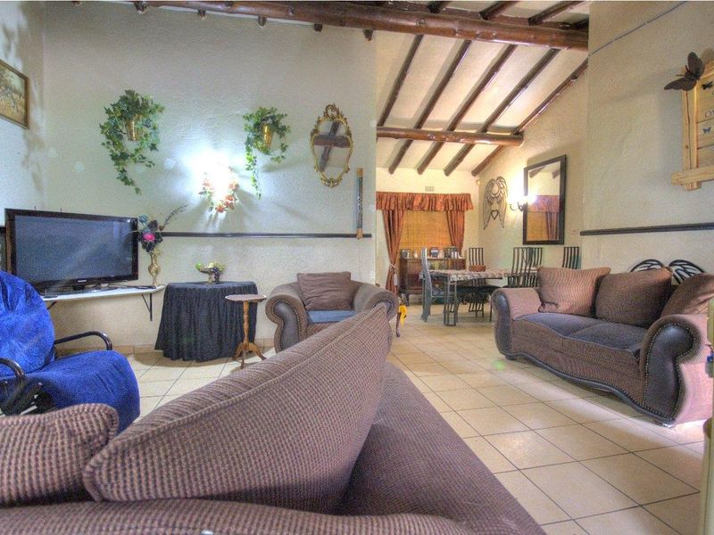 4 bed home plus 2 cottages - Photo 7