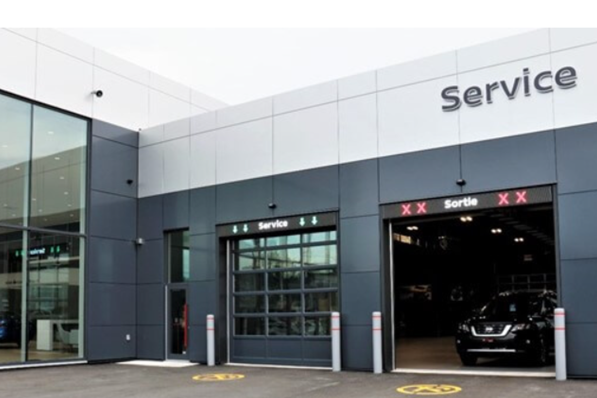 Prime commercial building for sale in exceptional location. - Photo 3