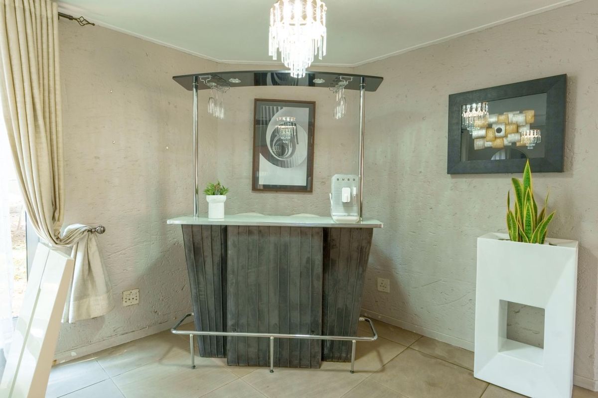 Modern, 3 Bedroom, 2.5 Bath, Staff Accomodation - Photo 4