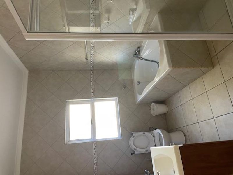 Luxurious 8-Bed Mansion: Your Dream B&B Awaits - Photo 9