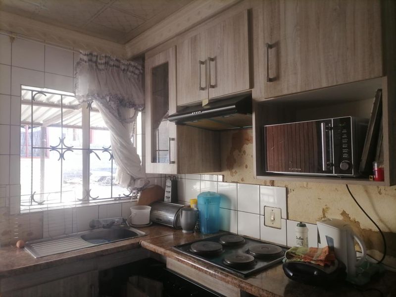 Spacious Living: 3-Bed Gem with No-Fuss Garden! - Photo 3