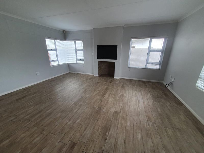 Perfect starter Home! - Photo 3