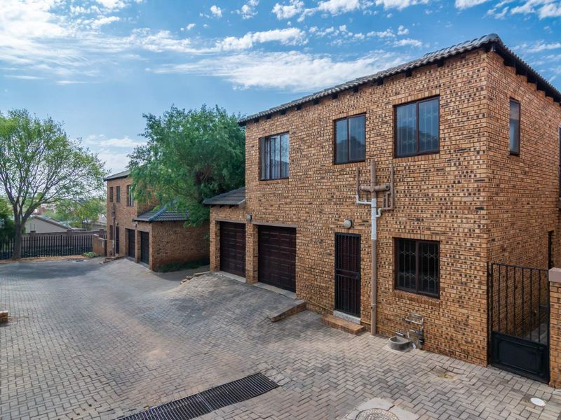 Stunning duplex townhouse For Sale in Willowbrook - Photo 2