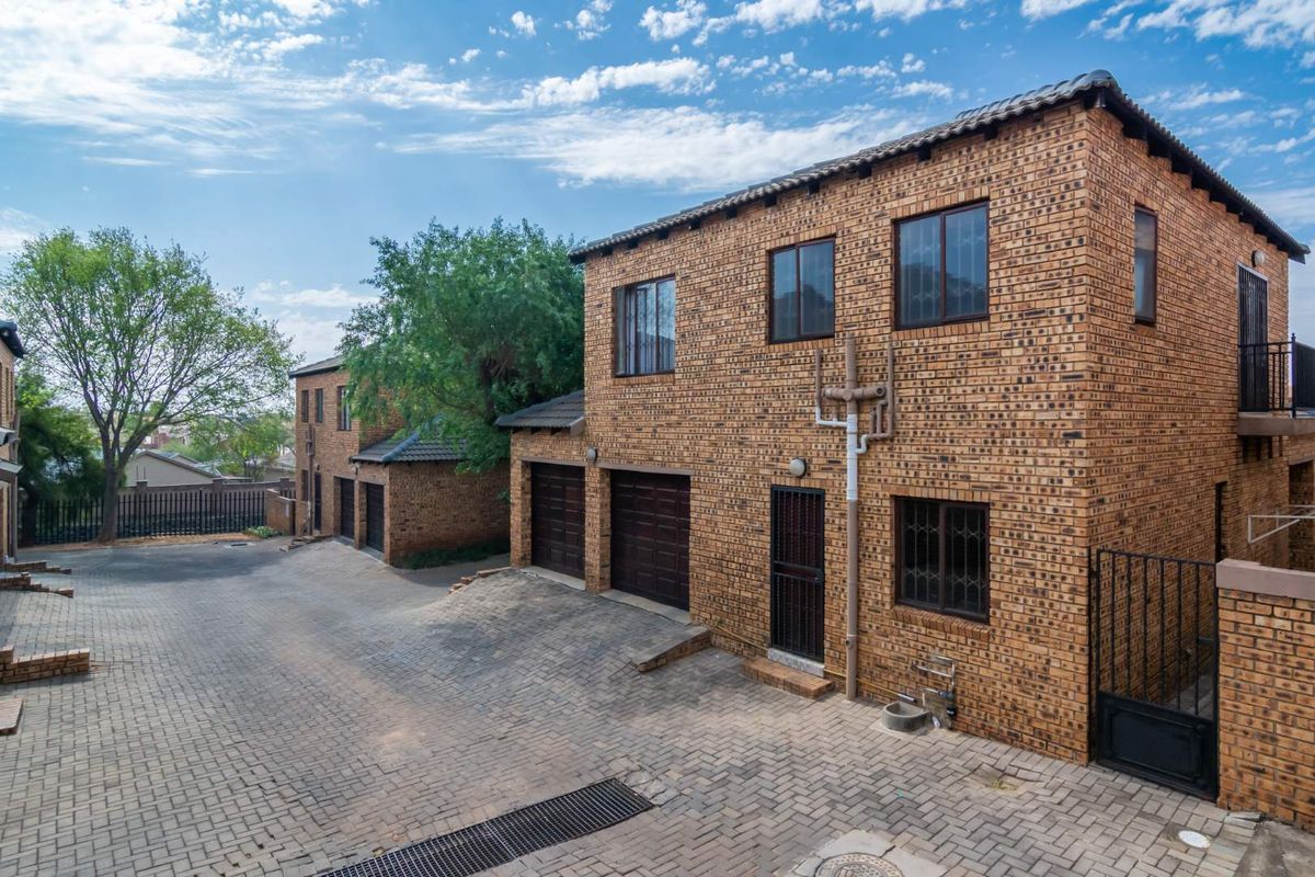 Stunning duplex townhouse For Sale in Willowbrook - Photo 2