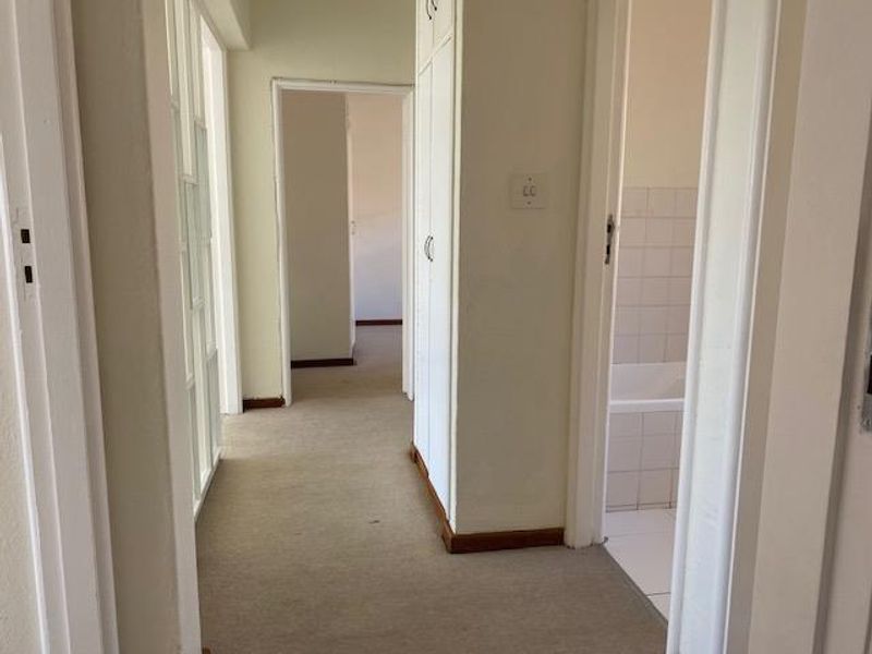 UNFURNISHED 2 Bedroom Apartment in security complex - Photo 7