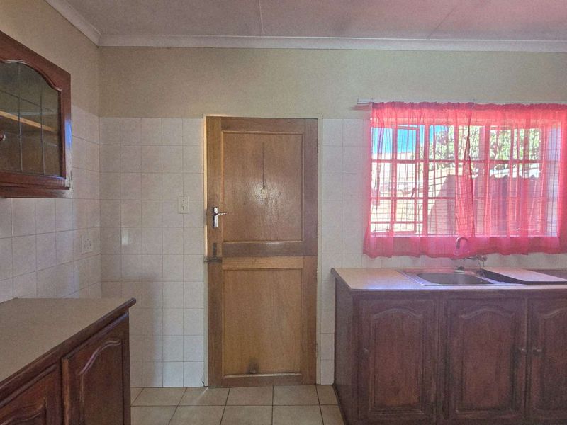 Neat and spa.cious 2 Bedroom Full Title house in Secure Retirement village - Photo 8