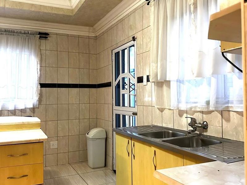 Expansive 5-Bedroom Home with Luxury Ensuites & Entertainer’s Appeal - Photo 5