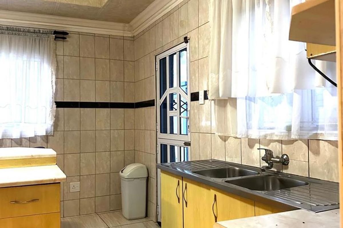 Expansive 5-Bedroom Home with Luxury Ensuites & Entertainer’s Appeal - Photo 5