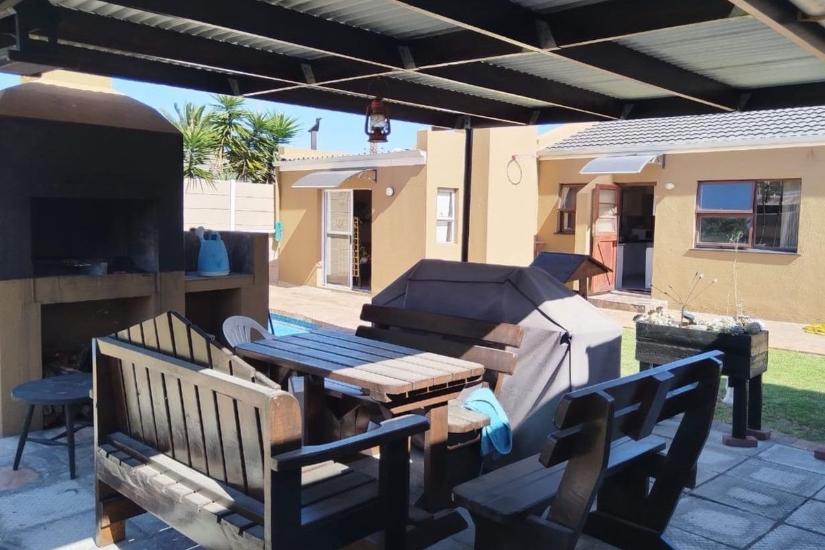 4 Bedroom House For Sale in Bothasig - Photo 4