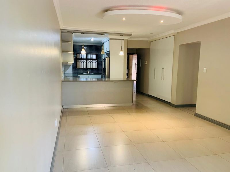 Modern 2-Bed Luxury Apartment with En-Suite & Secure Parking - Photo 4