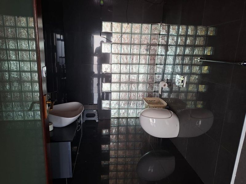 Big Modern 5 Bedroom Family home with a indoor swimming Pool - Photo 6