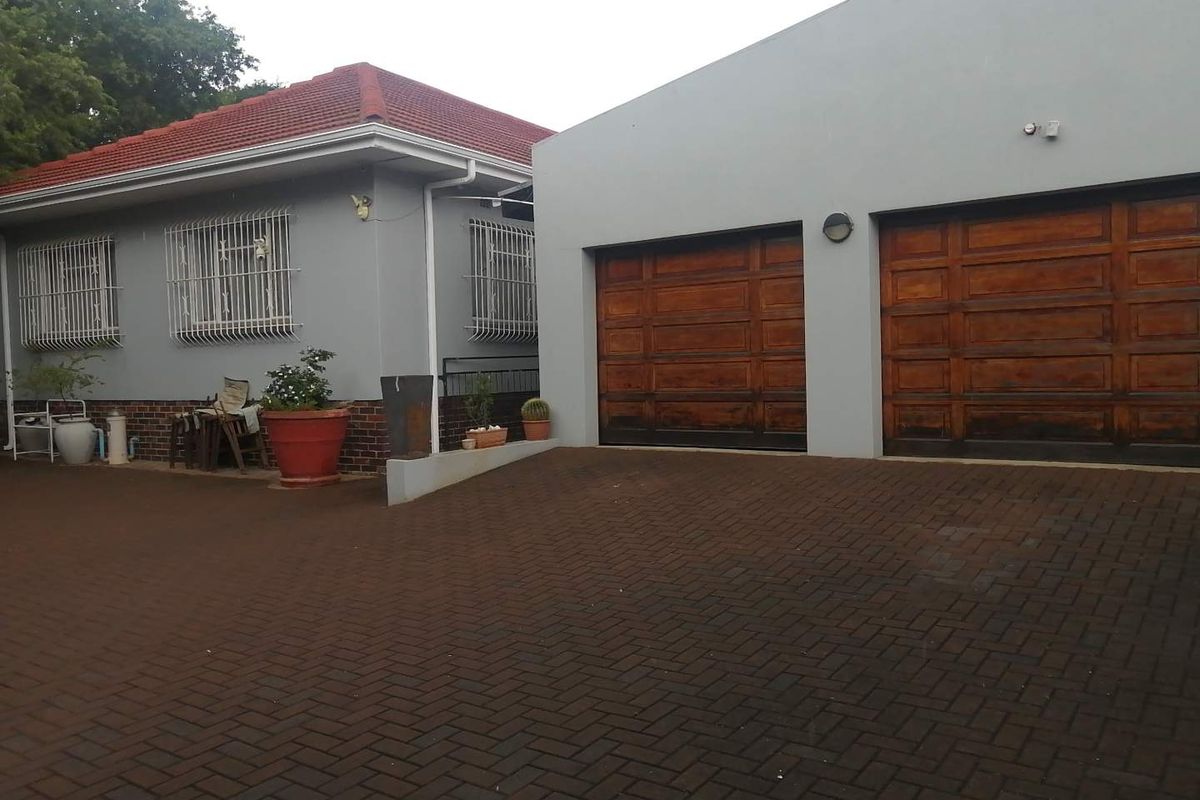 Family home with stunning kitchen and open plan living areas - Photo 3