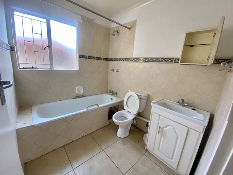 Neat 2 bedroom Top Floor Unit in Theda Oaks - Photo 9