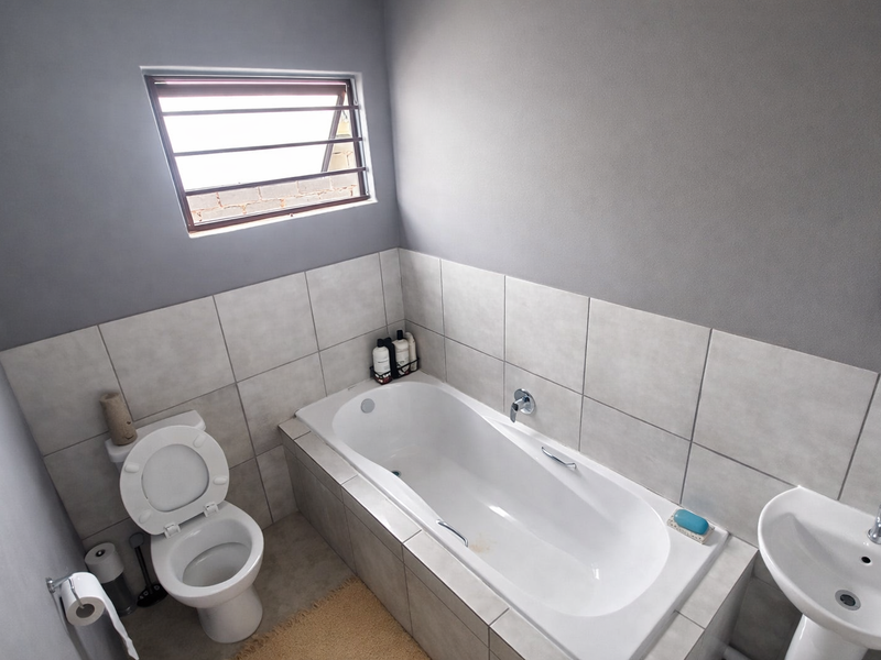 Charming 3-Bedroom Home in a Tranquil Estate - Photo 4