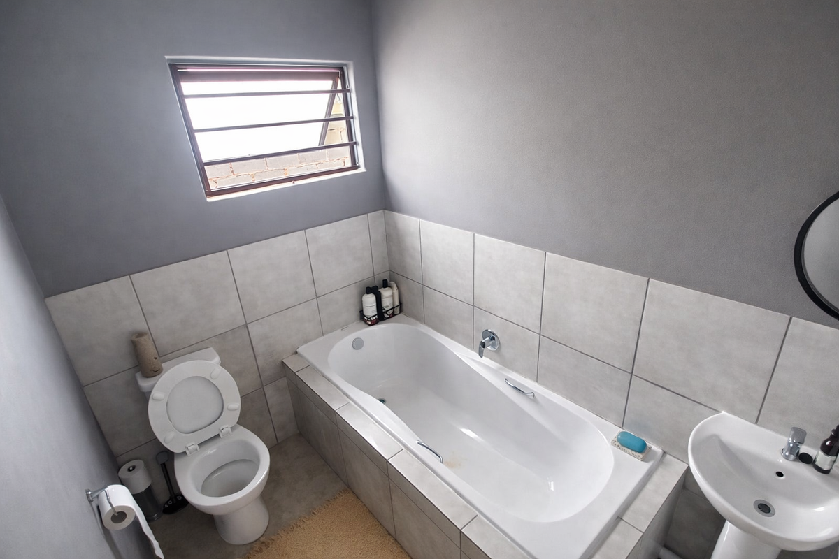 Charming 3-Bedroom Home in a Tranquil Estate - Photo 4