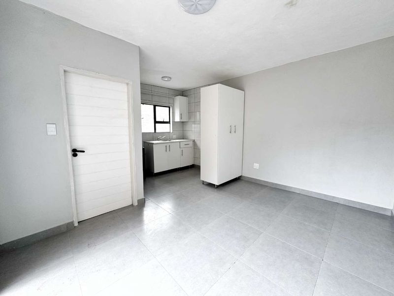 Modern Studio Apartment - Photo 6