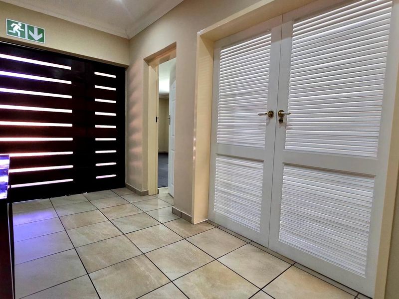 Immaculate 4 bedroom house with 3 flatlets - Photo 2