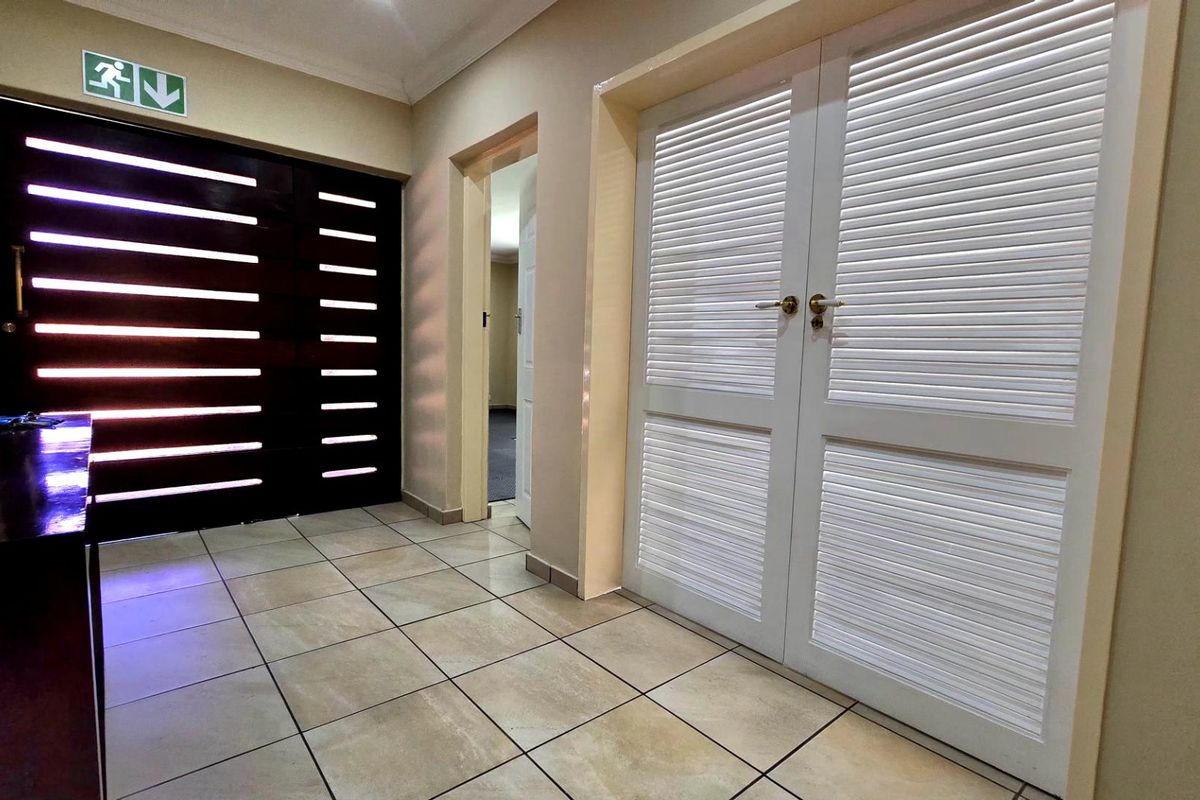 Immaculate 4 bedroom house with 3 flatlets - Photo 2